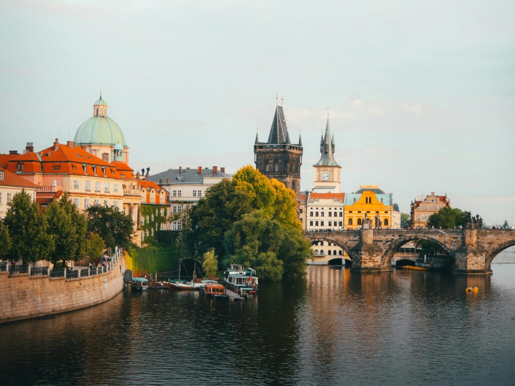 De Karelsbrug met Old Town Bridge Tower in Praag