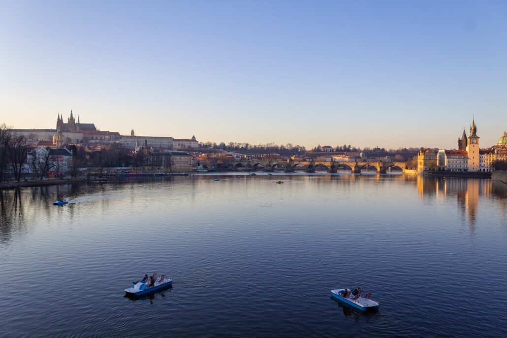 Foto van Moldau in Praag met bootjes