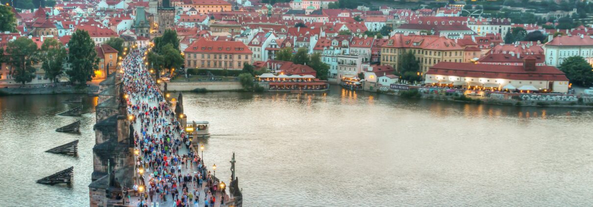 Uitzicht over Praag met de Karelsbrug en de Praagse Burcht