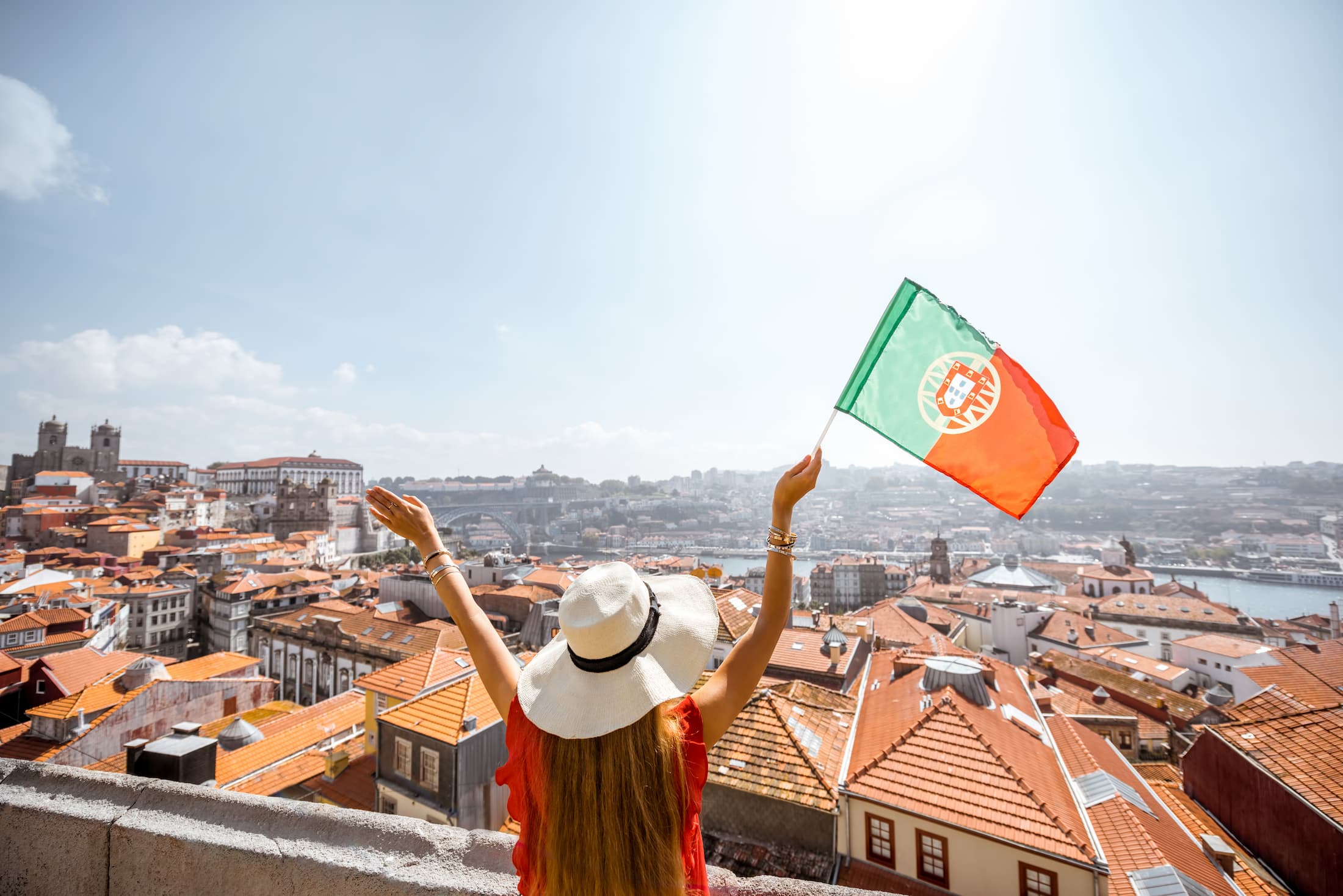 Overview van stad met vrouw met Portugese vlag